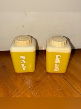 Vintage Lustro Ware Salt Pepper Shakers Set Plastic Yellow White Mini